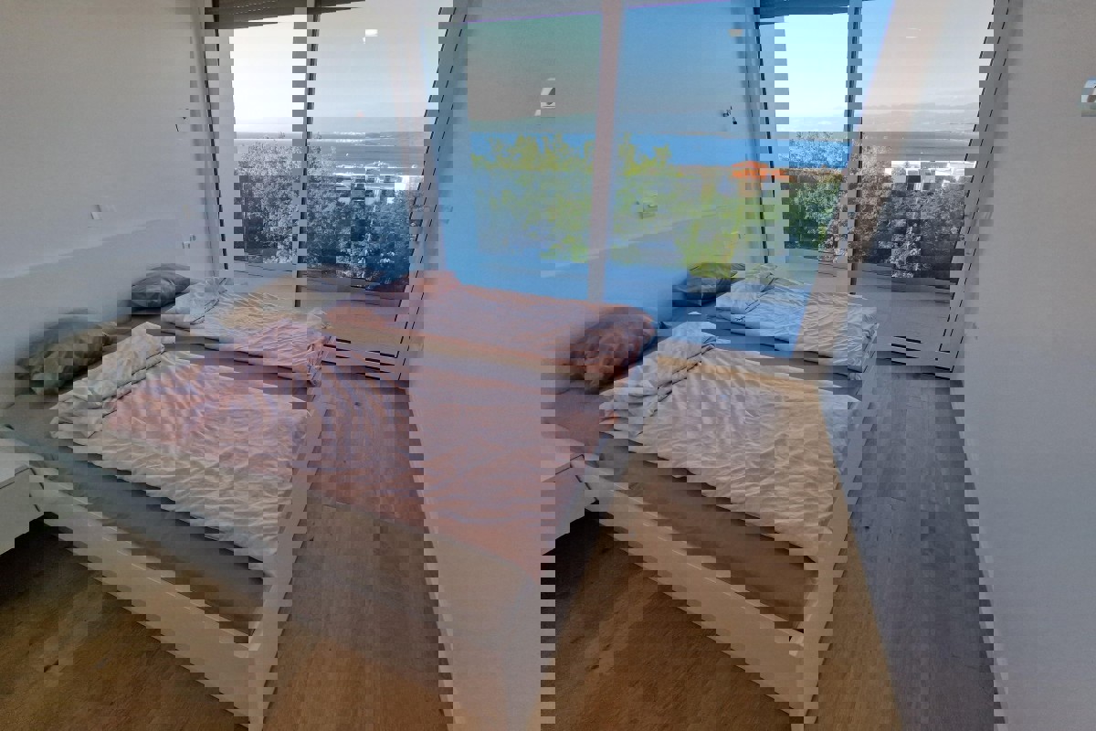 Attico con vista mare e piscina