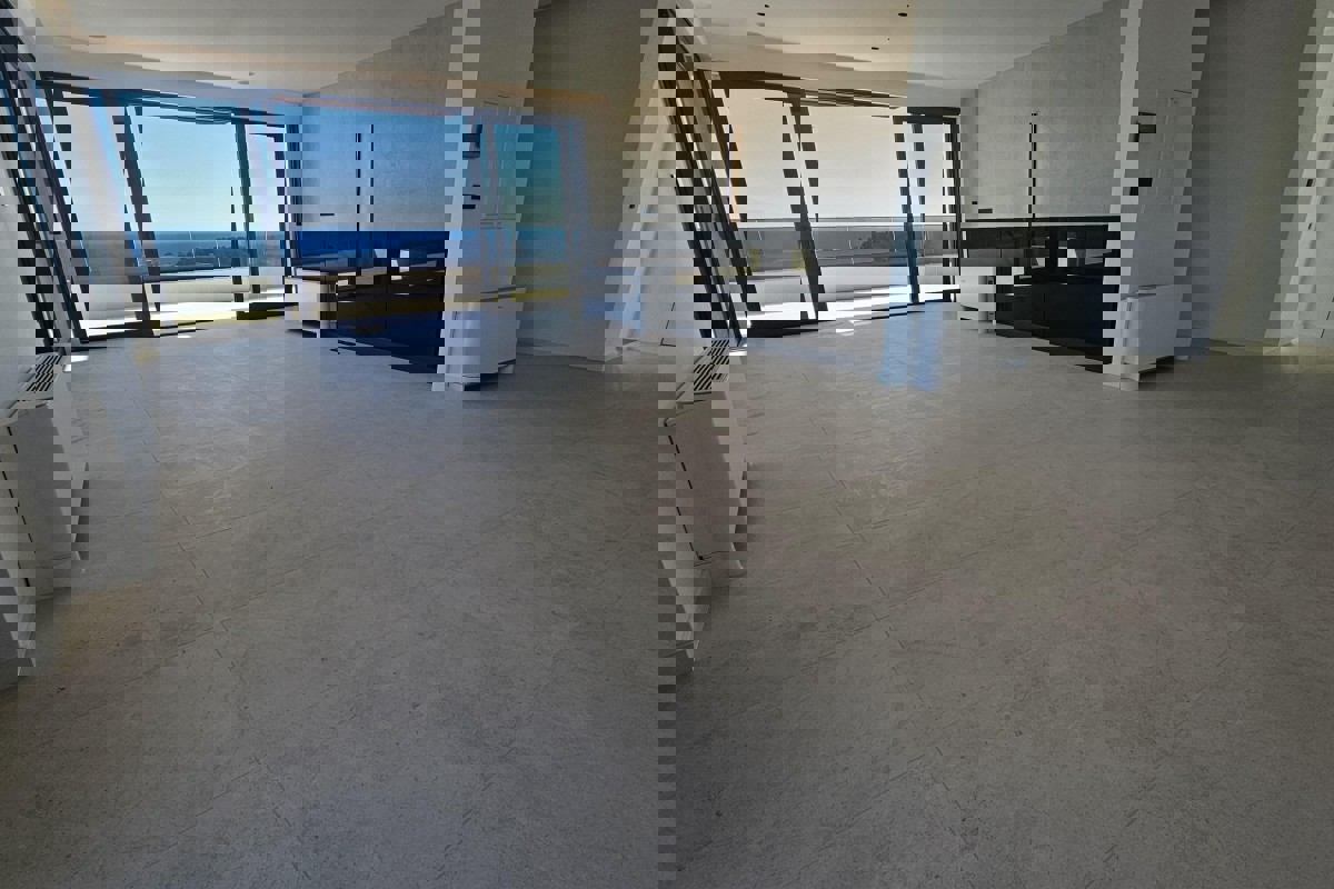 Attico con terrazza panoramica e piscina