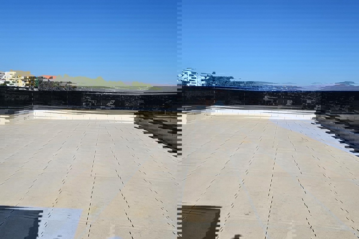 Attico con terrazza panoramica e piscina