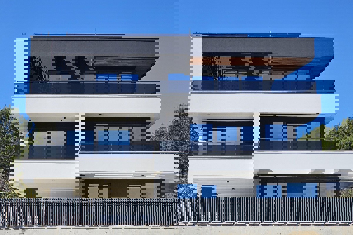 Attico con terrazza panoramica e piscina