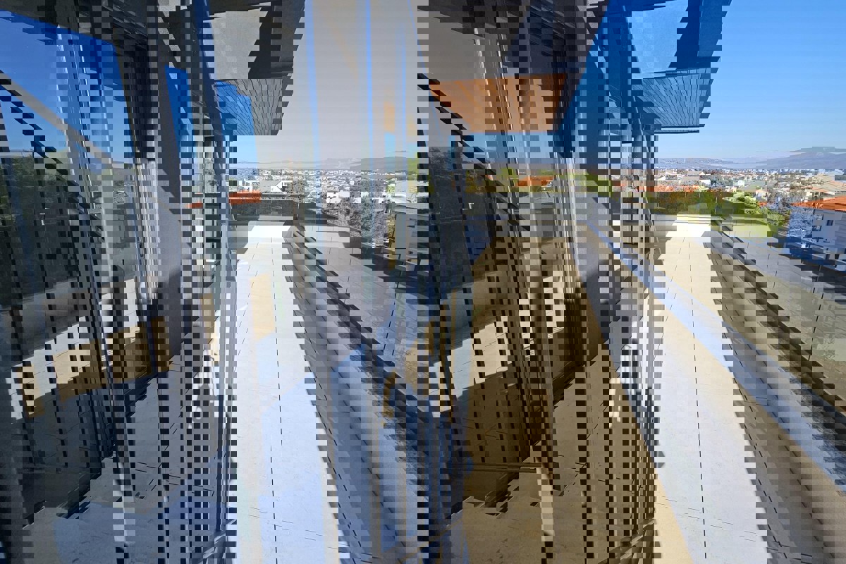 Attico con terrazza panoramica e piscina