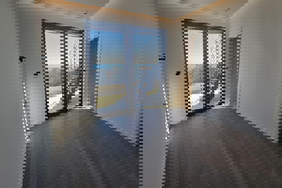 Attico con terrazza panoramica e piscina