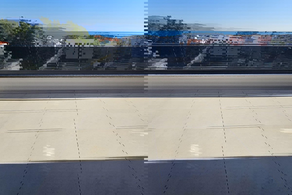 Attico con terrazza panoramica e piscina