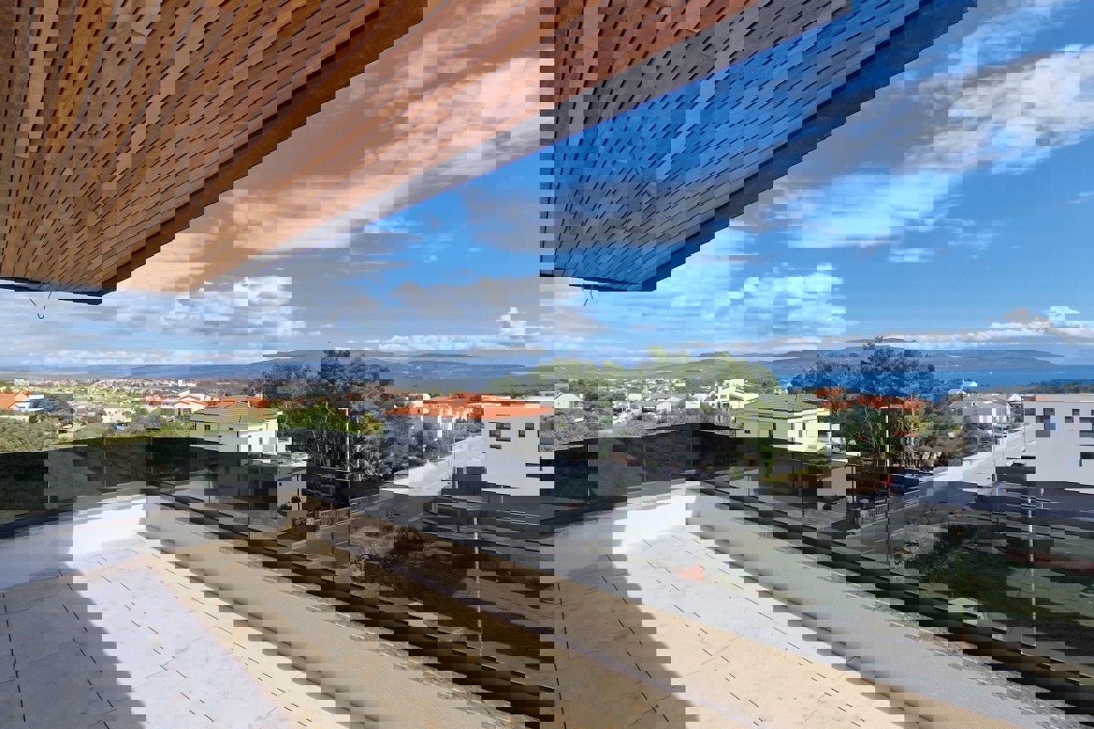 Attico con terrazza panoramica e piscina