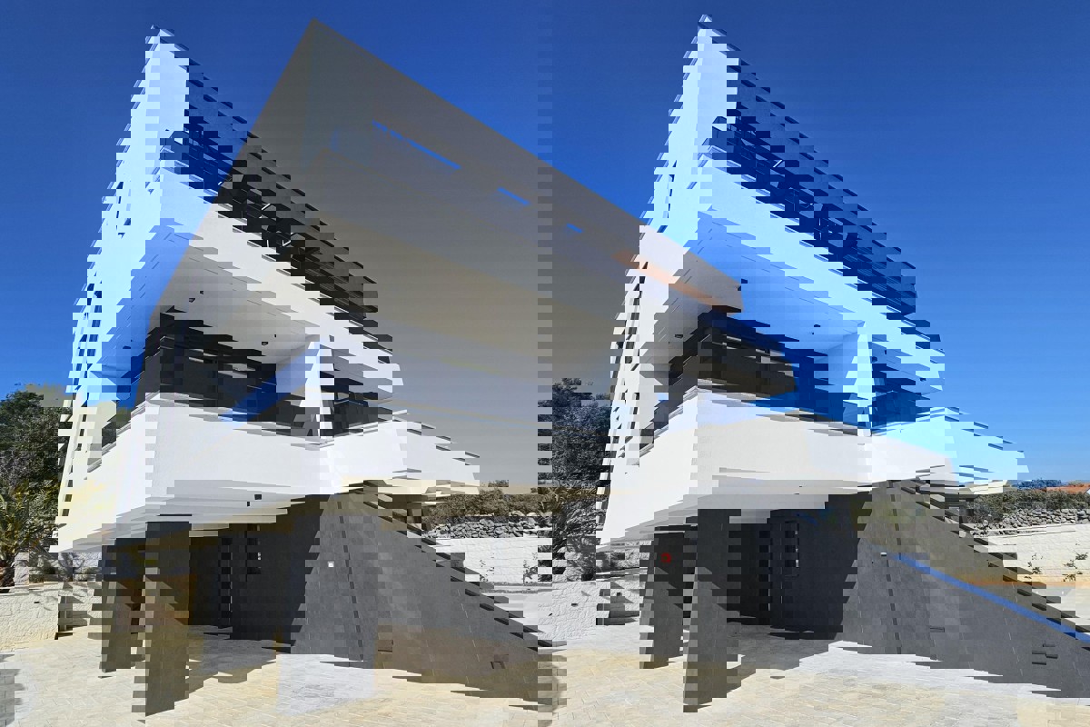 Attico con terrazza panoramica e piscina