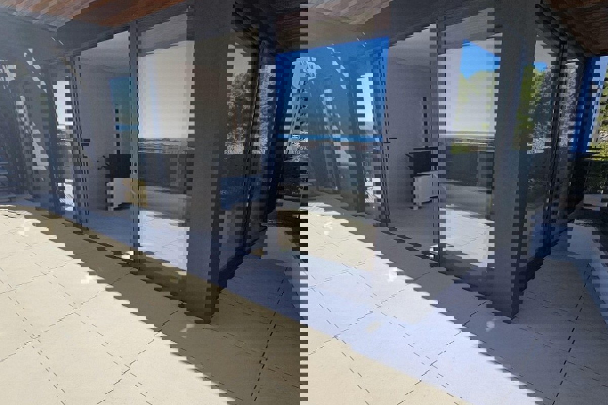 Attico con terrazza panoramica e piscina