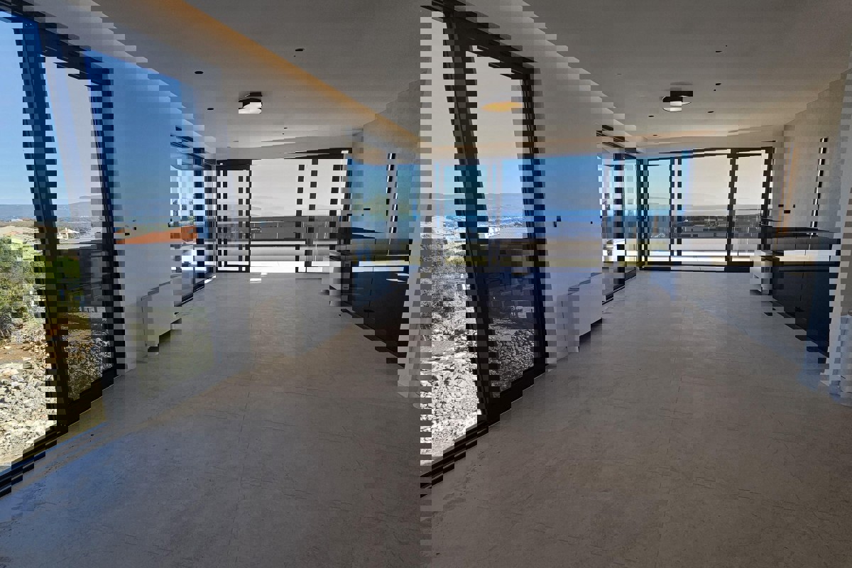 Attico con terrazza panoramica e piscina