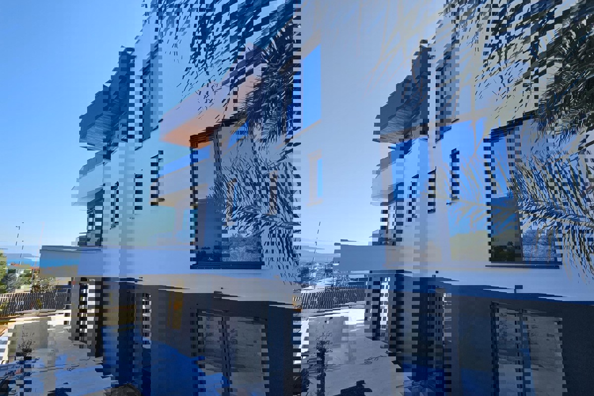 Attico con terrazza panoramica e piscina