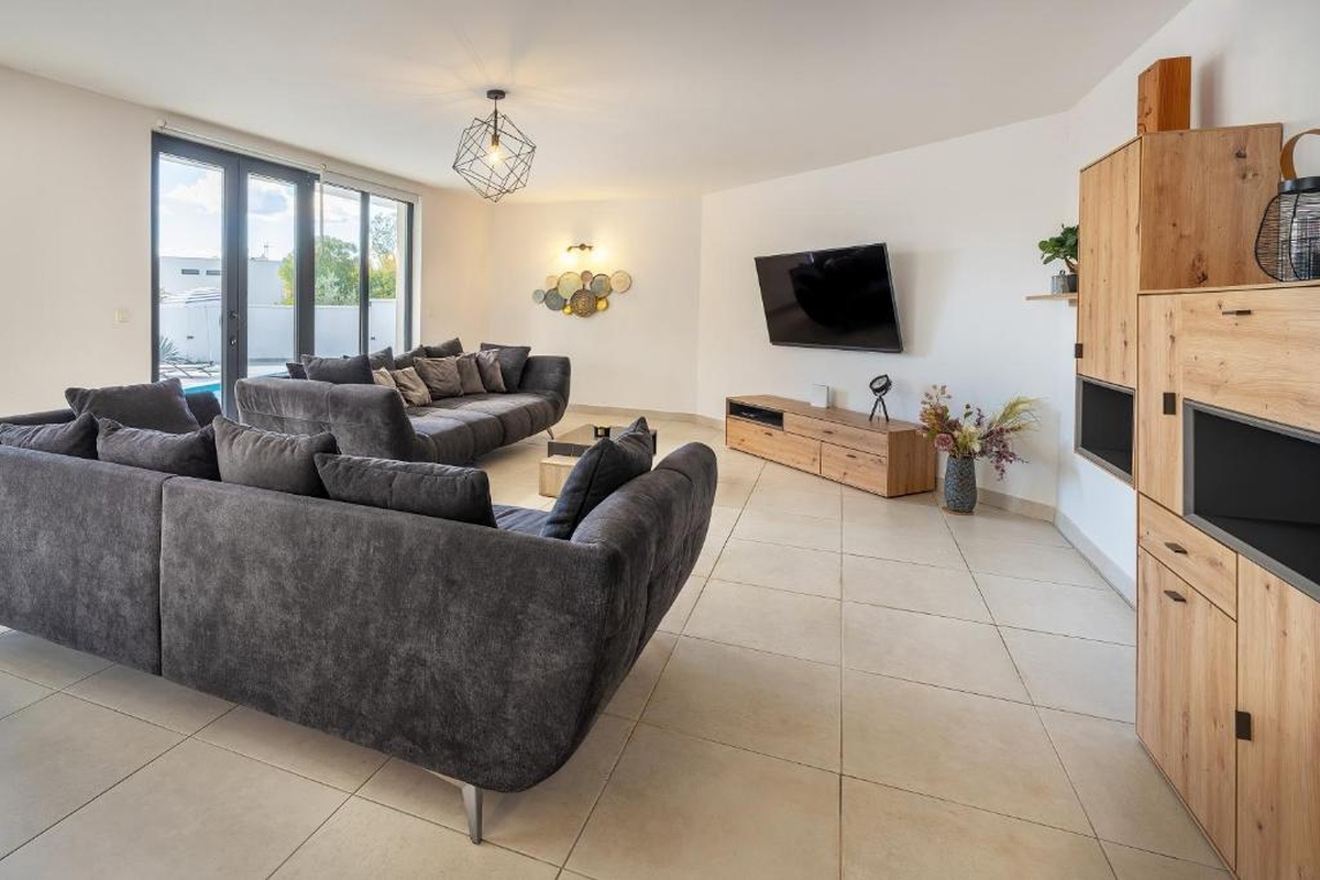 Casa moderna indipendente con piscina vicino alla città di Krk