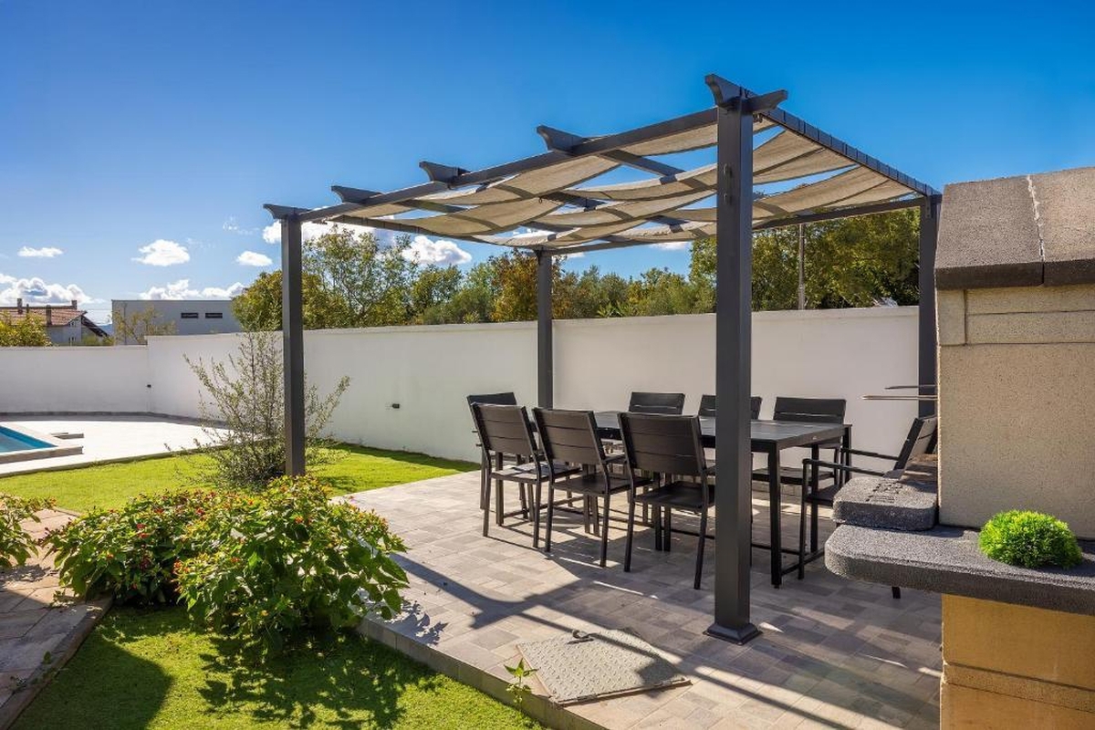 Casa moderna indipendente con piscina vicino alla città di Krk