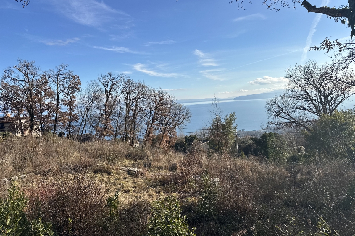 Terreno edificabile con progetto preliminare e vista mare