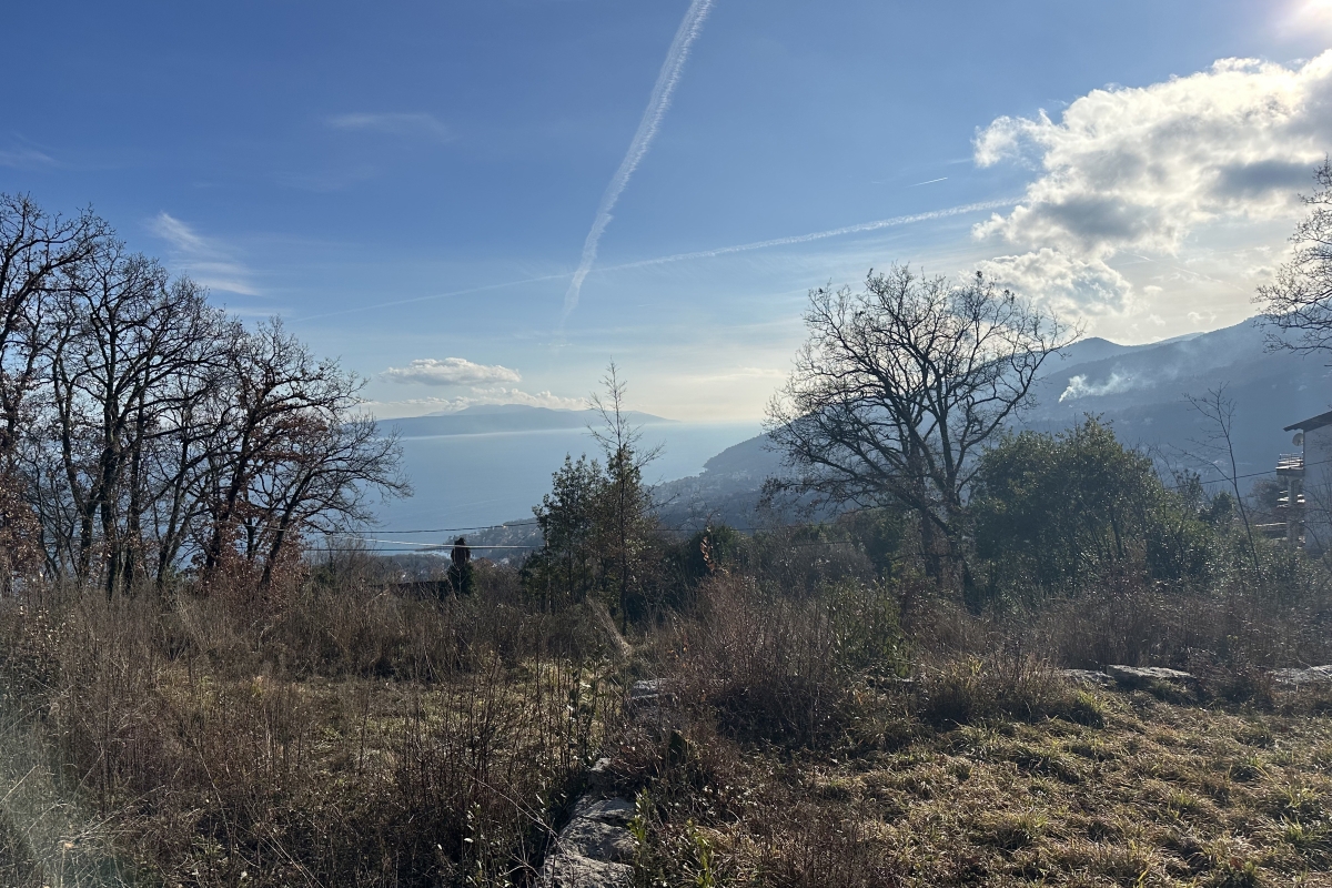 Terreno edificabile con progetto preliminare e vista mare