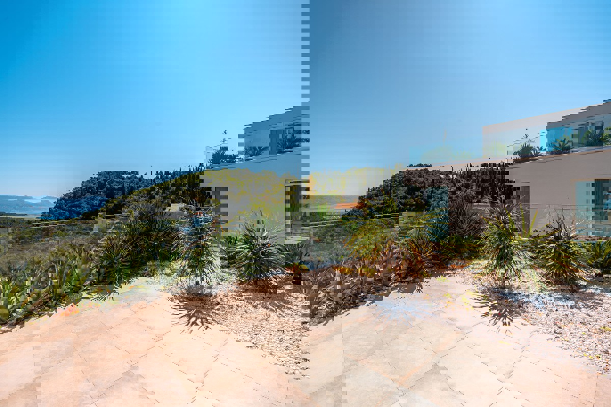 Villa moderna con piscina a sfioro e vista aperta