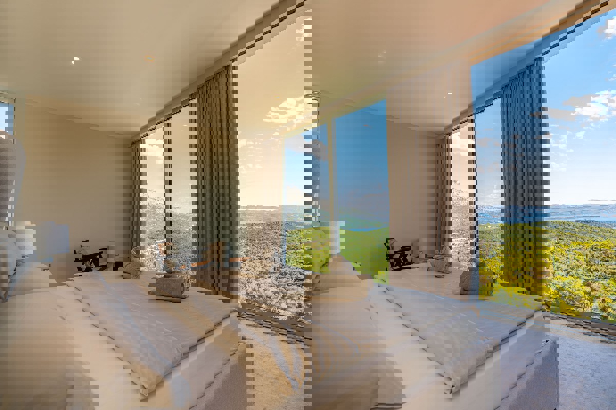 Villa moderna con piscina a sfioro e vista aperta