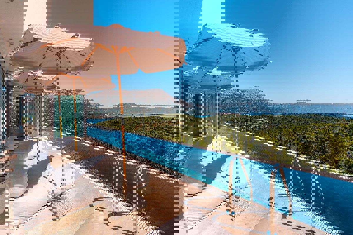 Villa moderna con piscina a sfioro e vista aperta