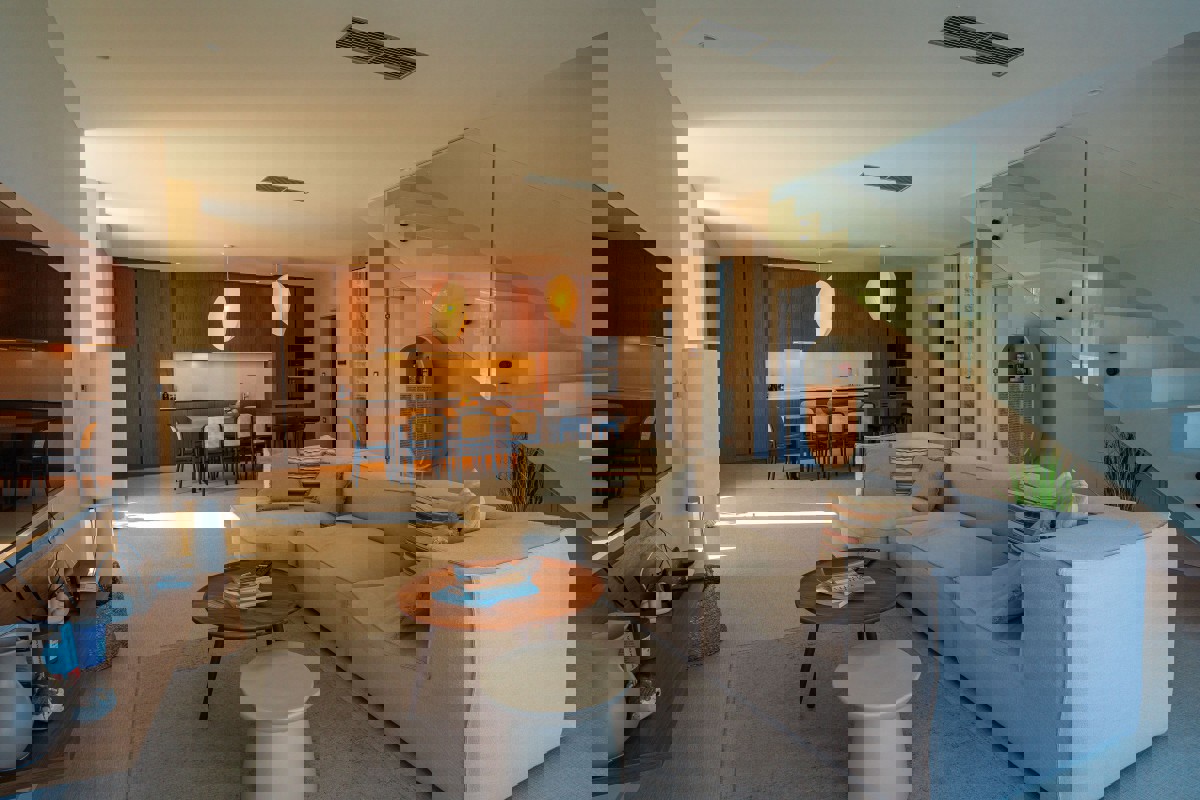 Villa moderna con piscina a sfioro e vista aperta