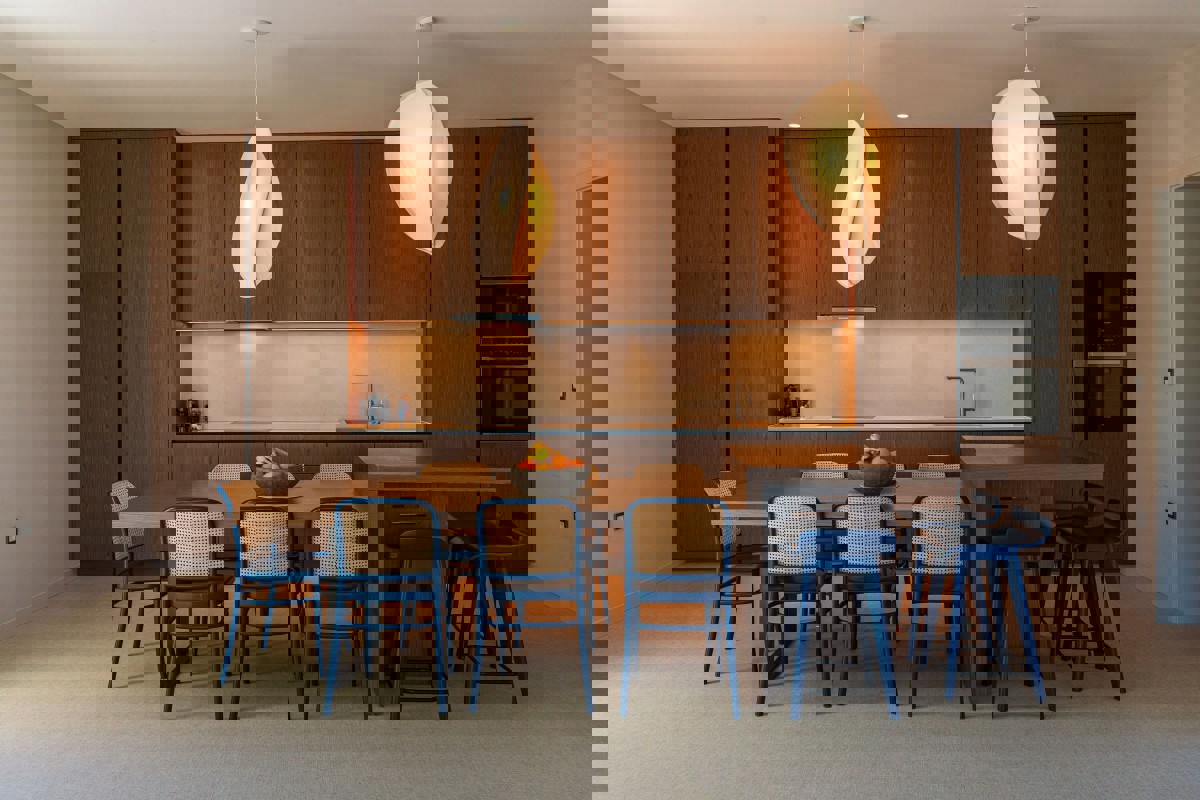 Villa moderna con piscina a sfioro e vista aperta