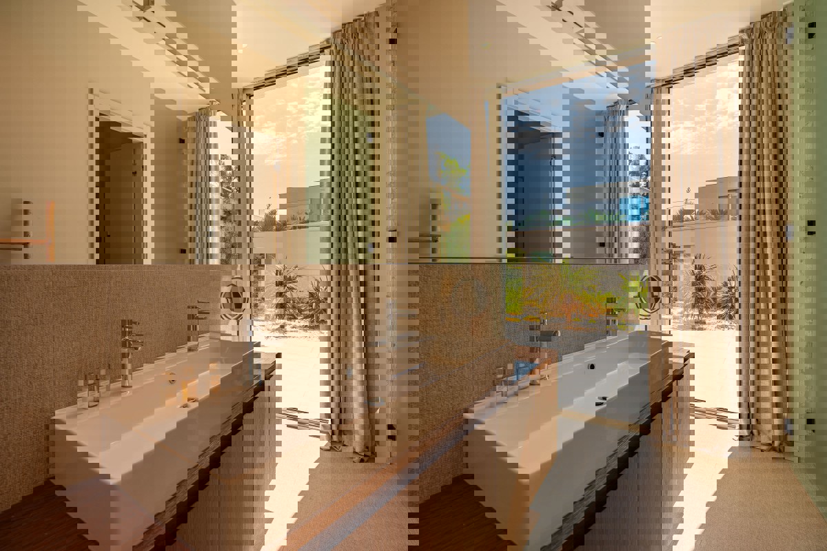 Villa moderna con piscina a sfioro e vista aperta