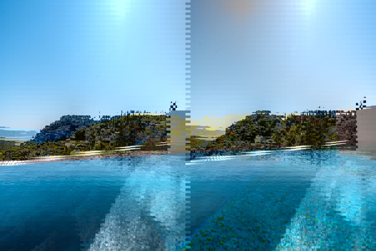 Villa moderna con piscina a sfioro e vista aperta