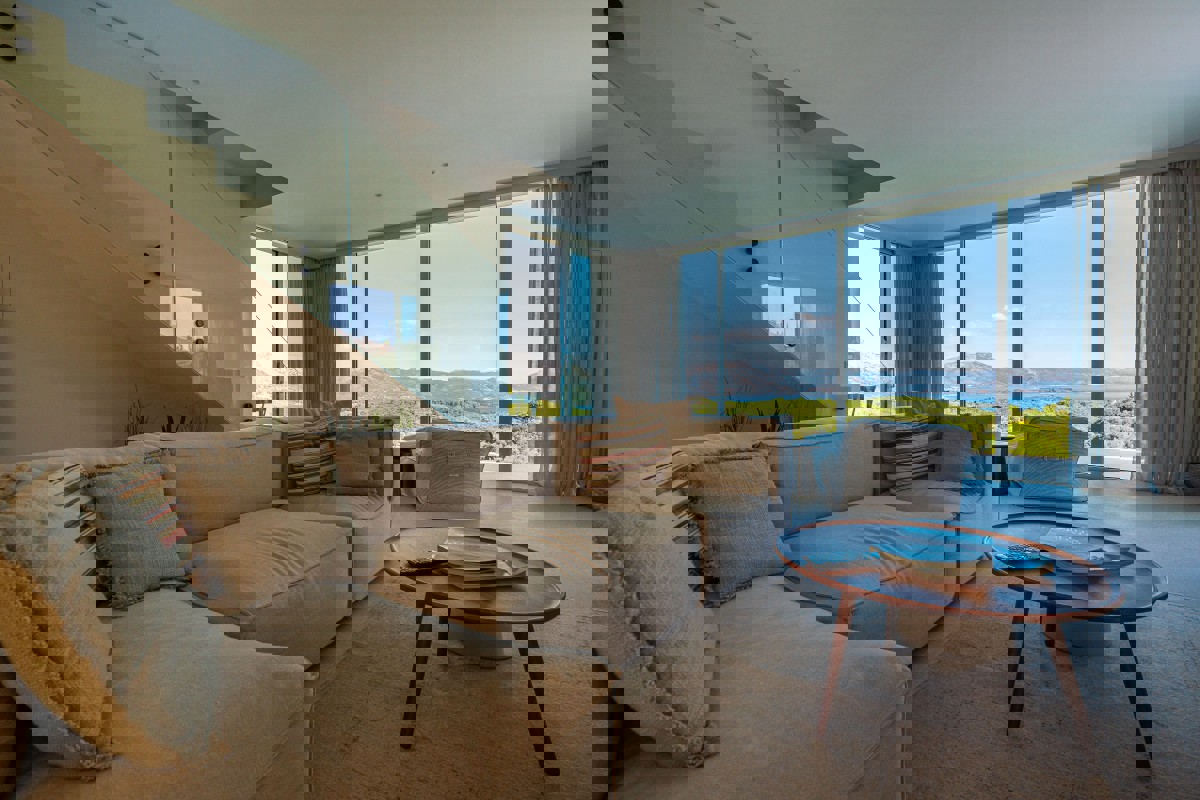 Villa moderna con piscina a sfioro e vista aperta