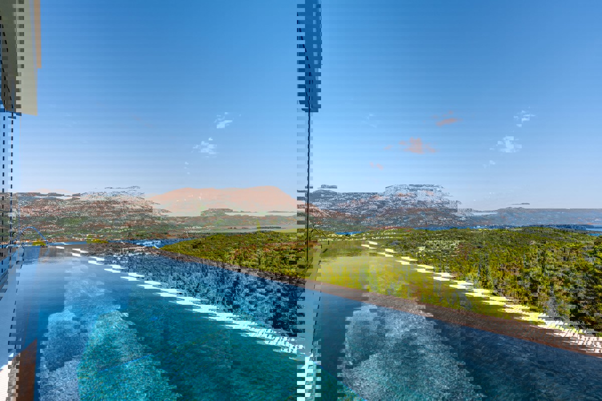 Villa moderna con piscina a sfioro e vista aperta