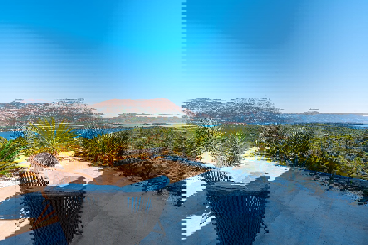 Villa moderna con piscina a sfioro e vista aperta