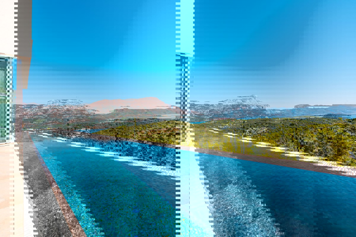 Villa moderna con piscina a sfioro e vista aperta