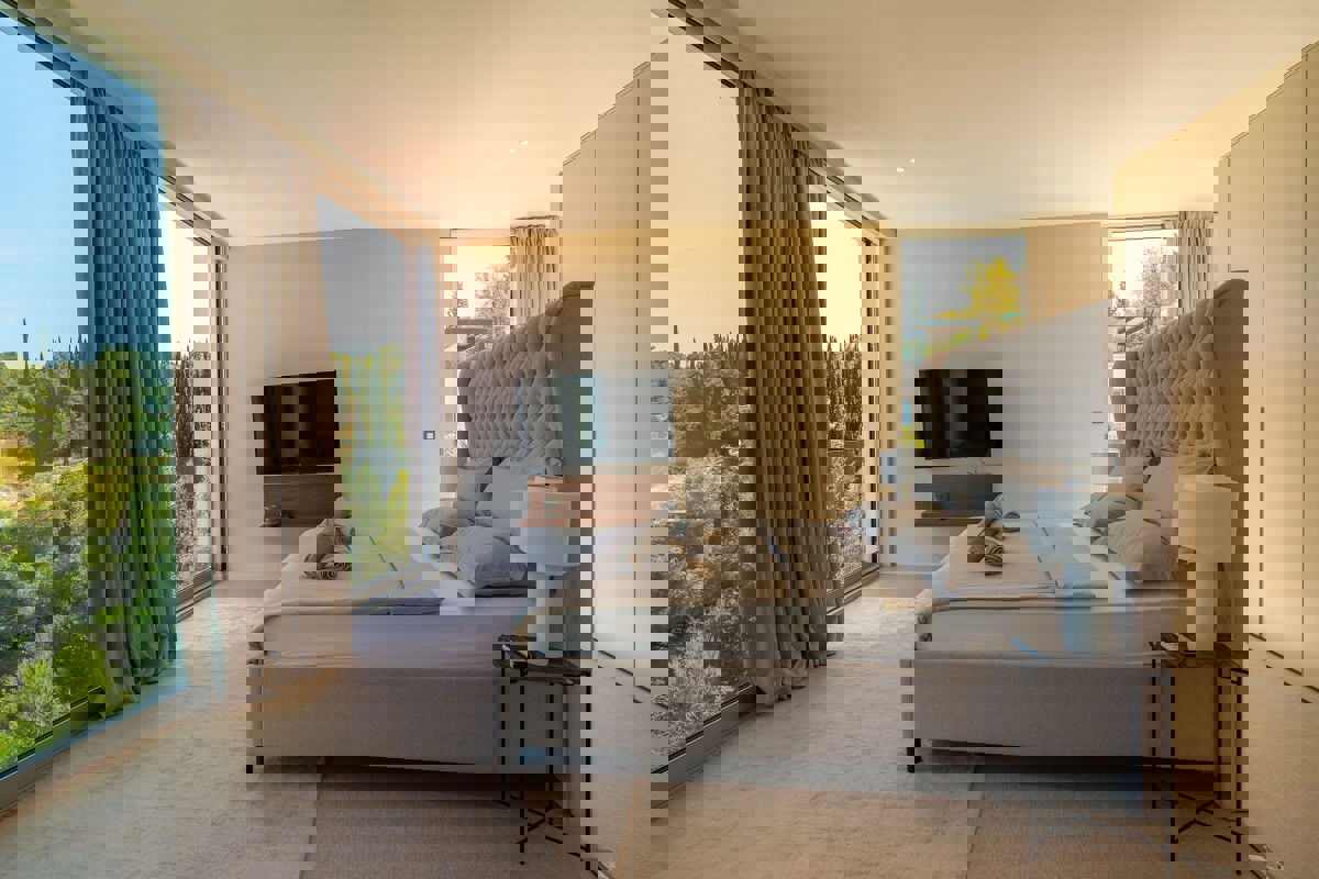 Villa moderna con piscina a sfioro e vista aperta