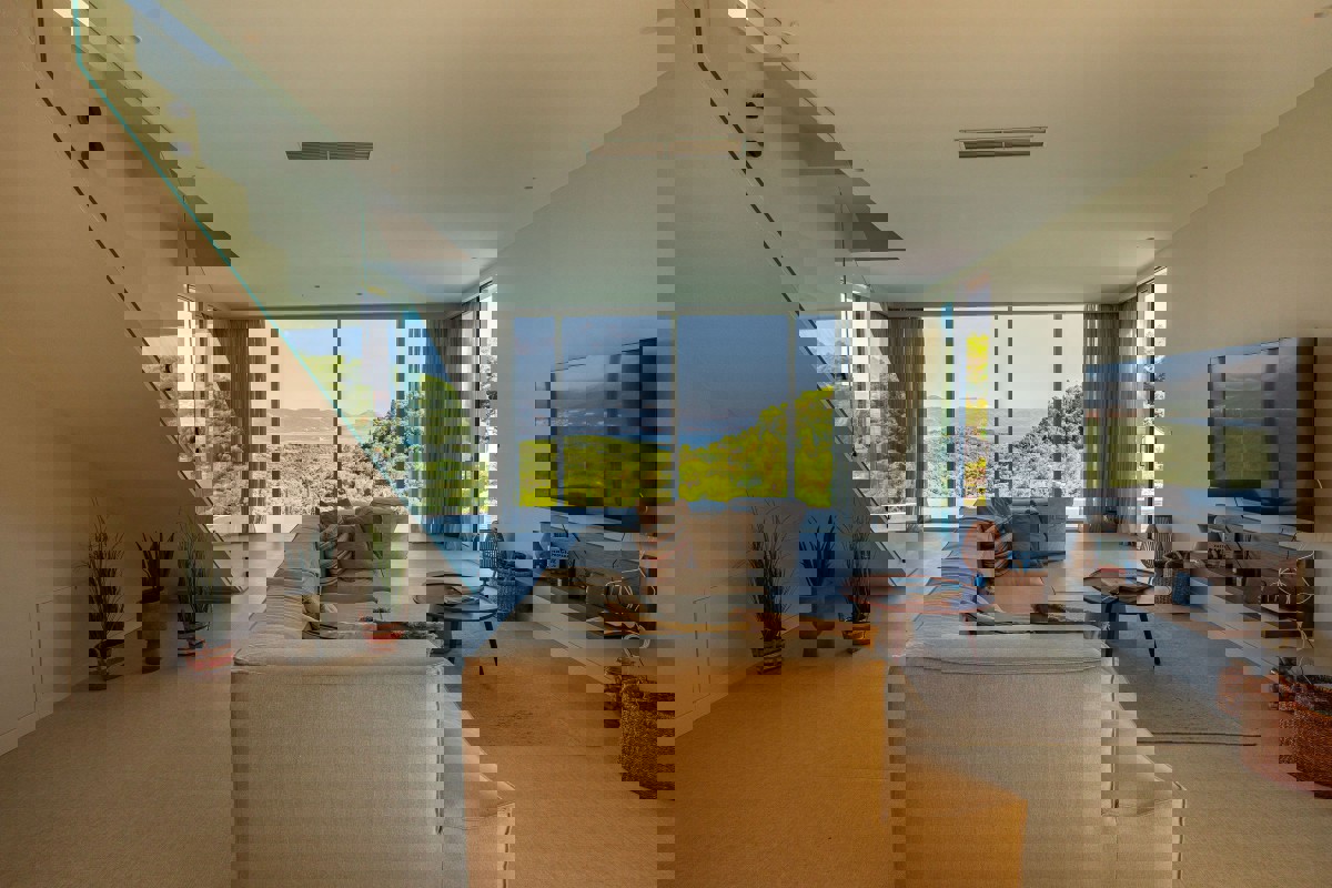 Villa moderna con piscina a sfioro e vista aperta