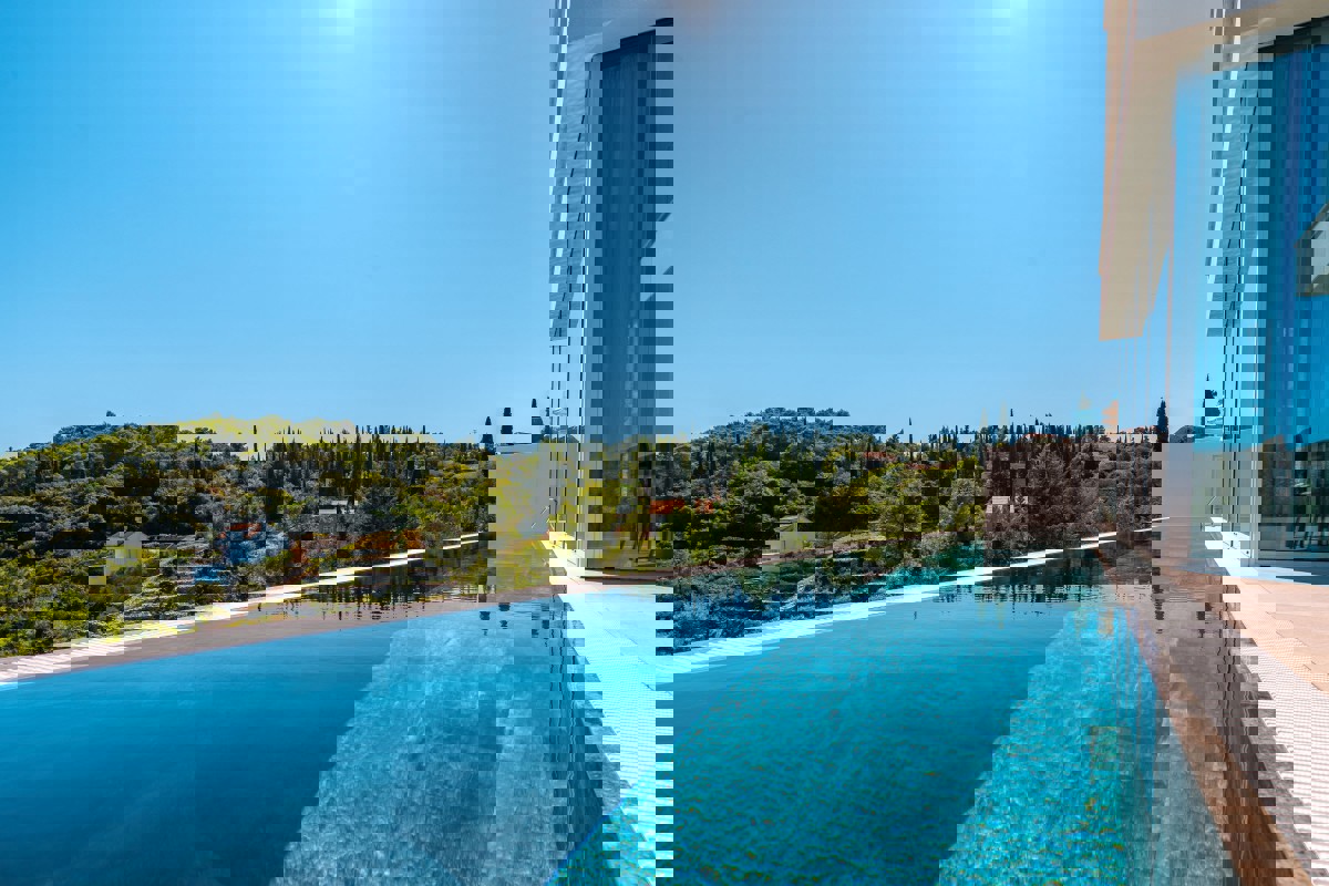 Villa moderna con piscina a sfioro e vista aperta