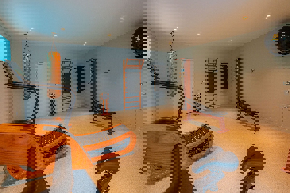 Villa moderna con piscina a sfioro e vista aperta