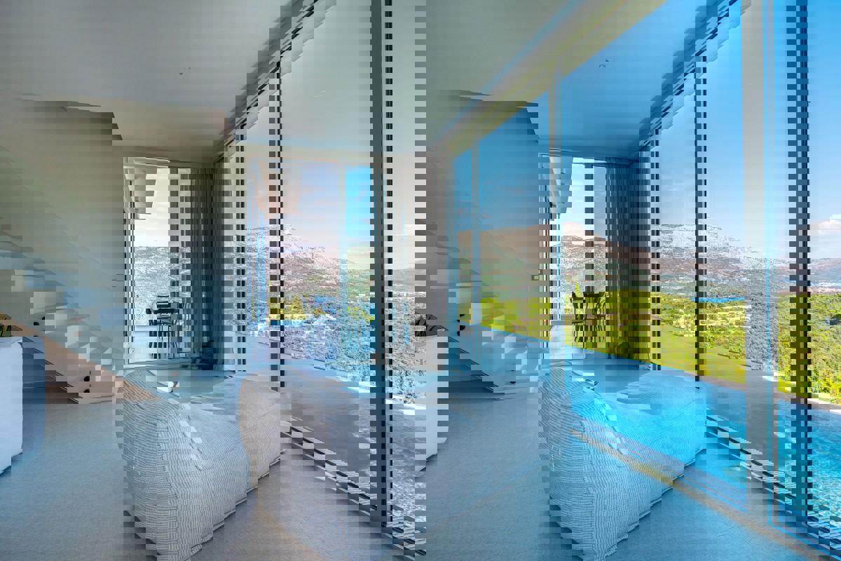 Villa moderna con piscina a sfioro e vista aperta