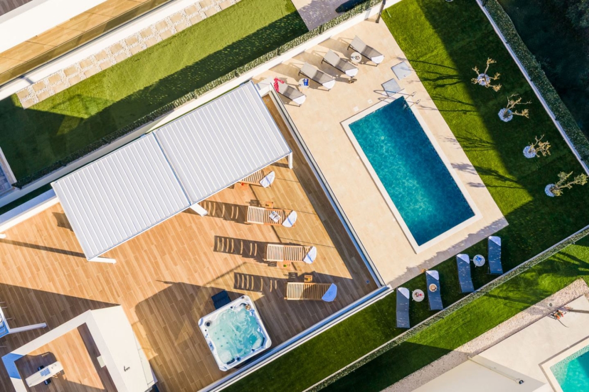 Villa di nuova costruzione con piscina e vista mare