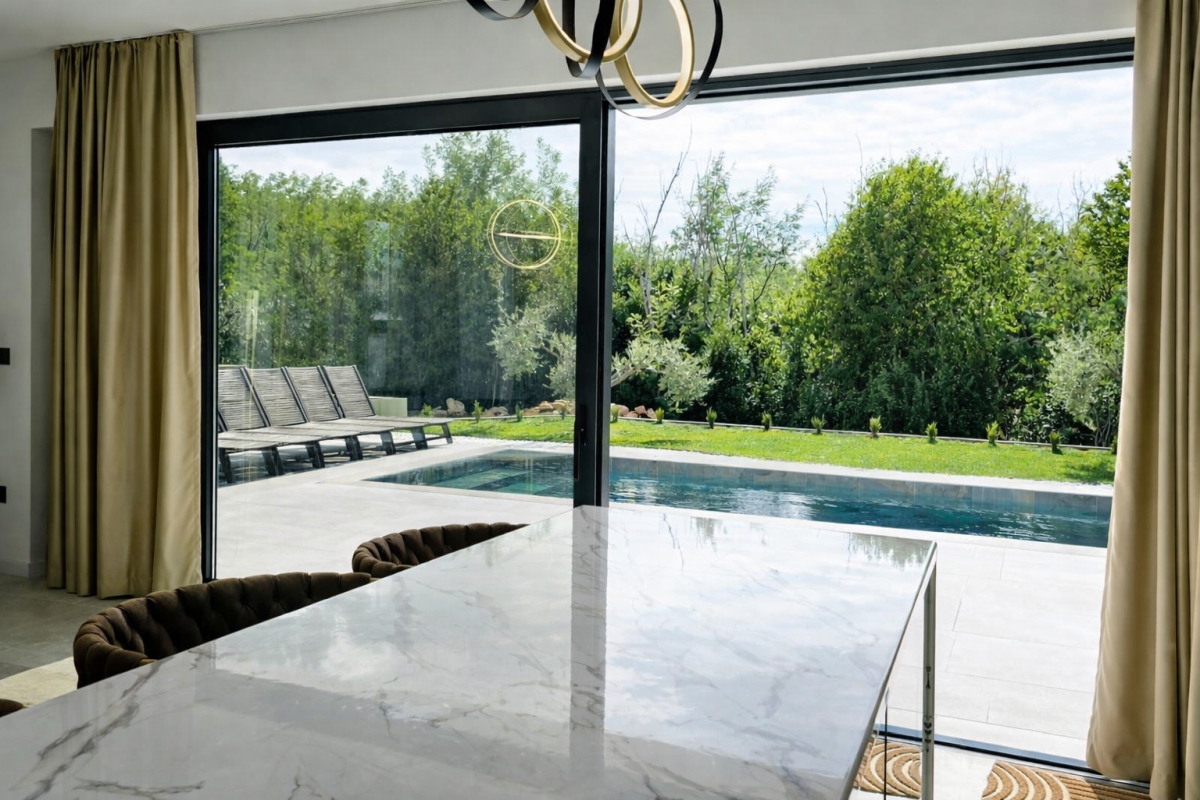 Villa moderna con due unità abitative, piscina e accesso chiuso