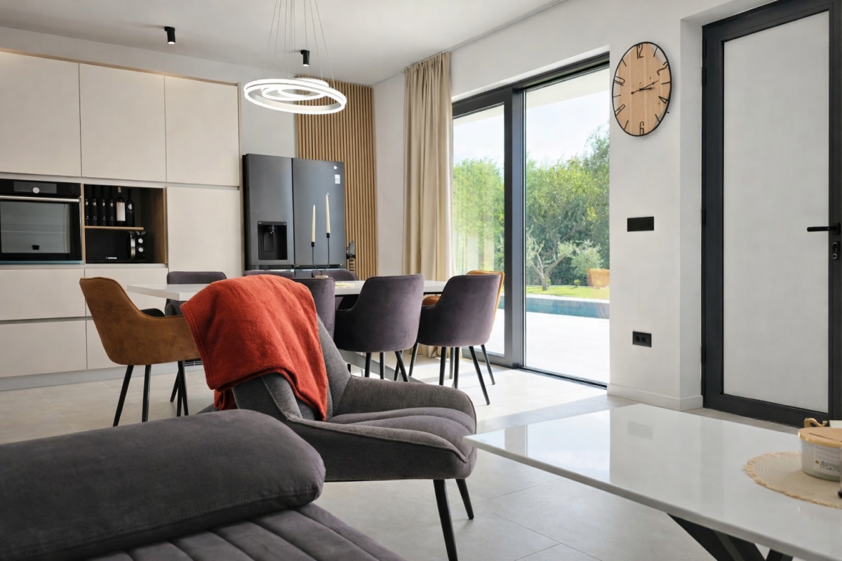 Villa moderna con due unità abitative, piscina e accesso chiuso