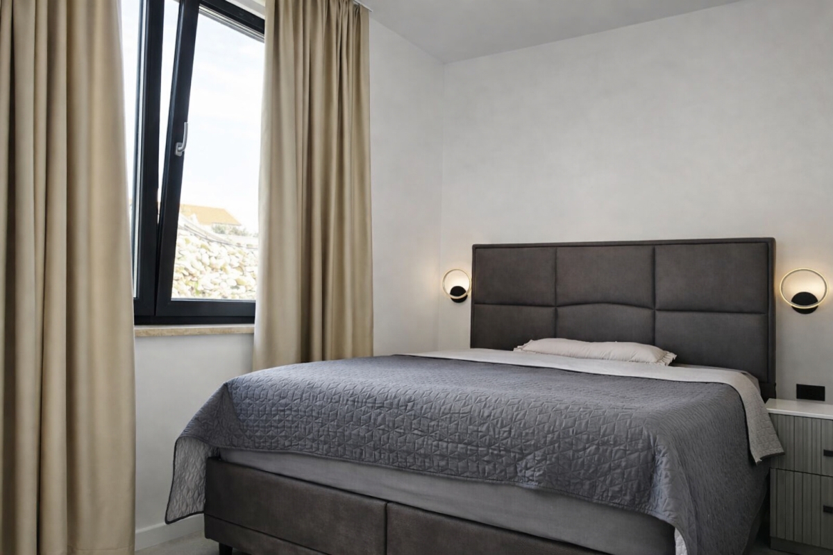 Villa moderna con due unità abitative, piscina e accesso chiuso