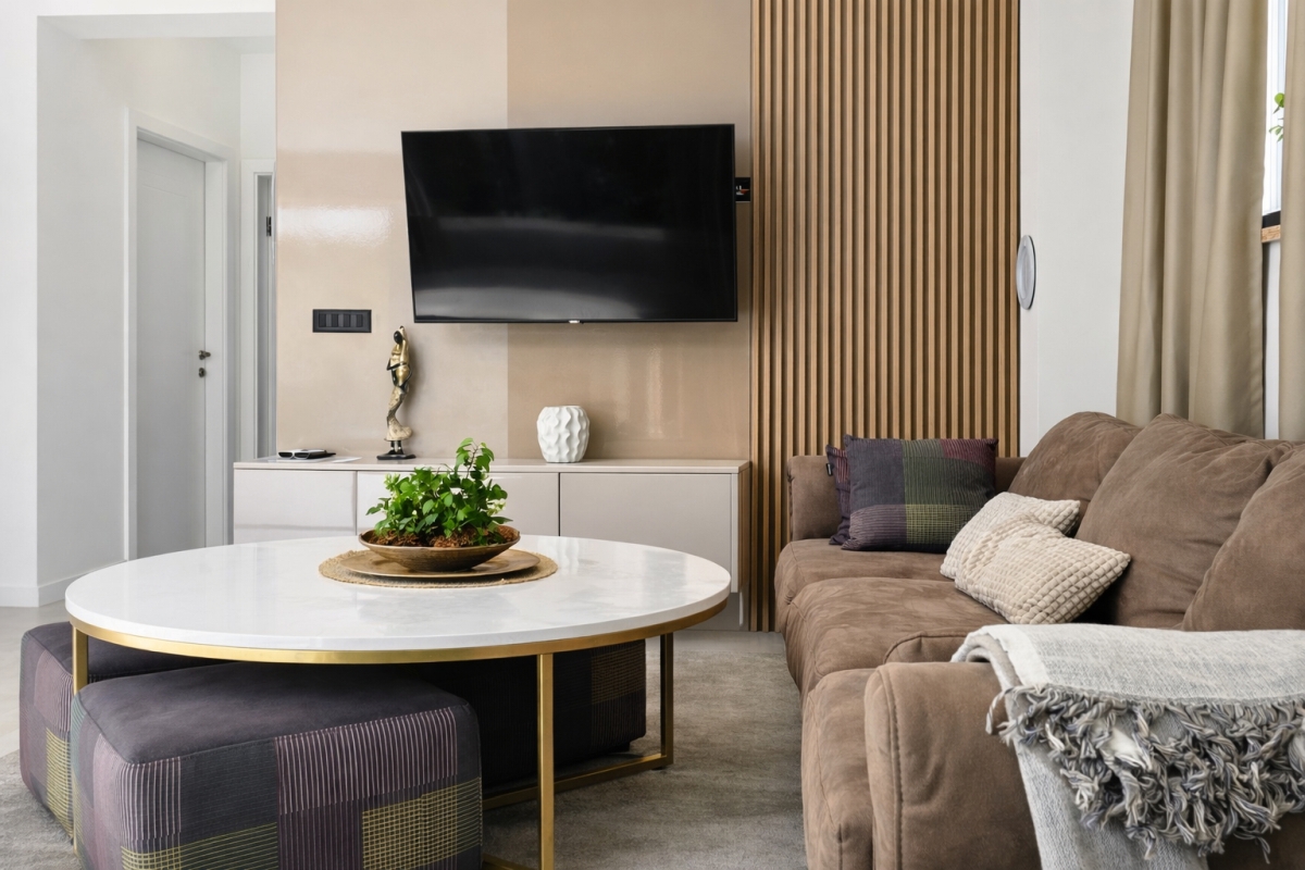 Villa moderna con due unità abitative, piscina e accesso chiuso