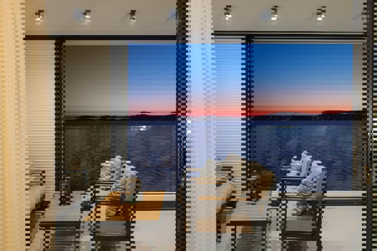 Attico su due piani in riva al mare con piscina privata sulla terrazza panoramica