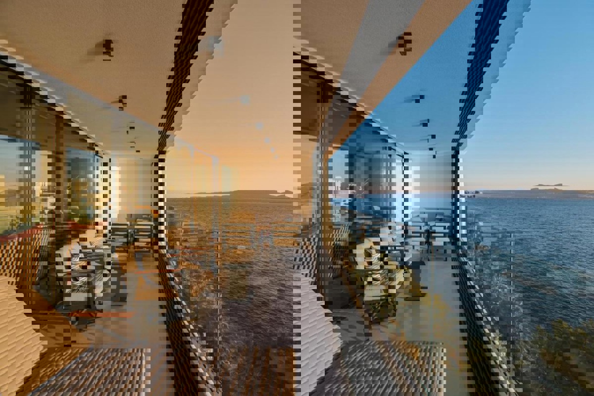 Attico su due piani in riva al mare con piscina privata sulla terrazza panoramica