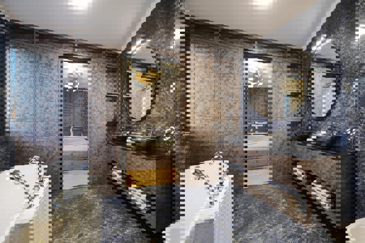 Attico su due piani in riva al mare con piscina privata sulla terrazza panoramica