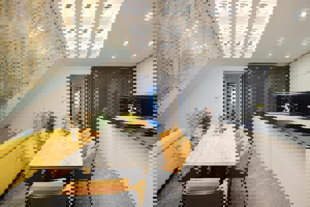 Attico su due piani in riva al mare con piscina privata sulla terrazza panoramica