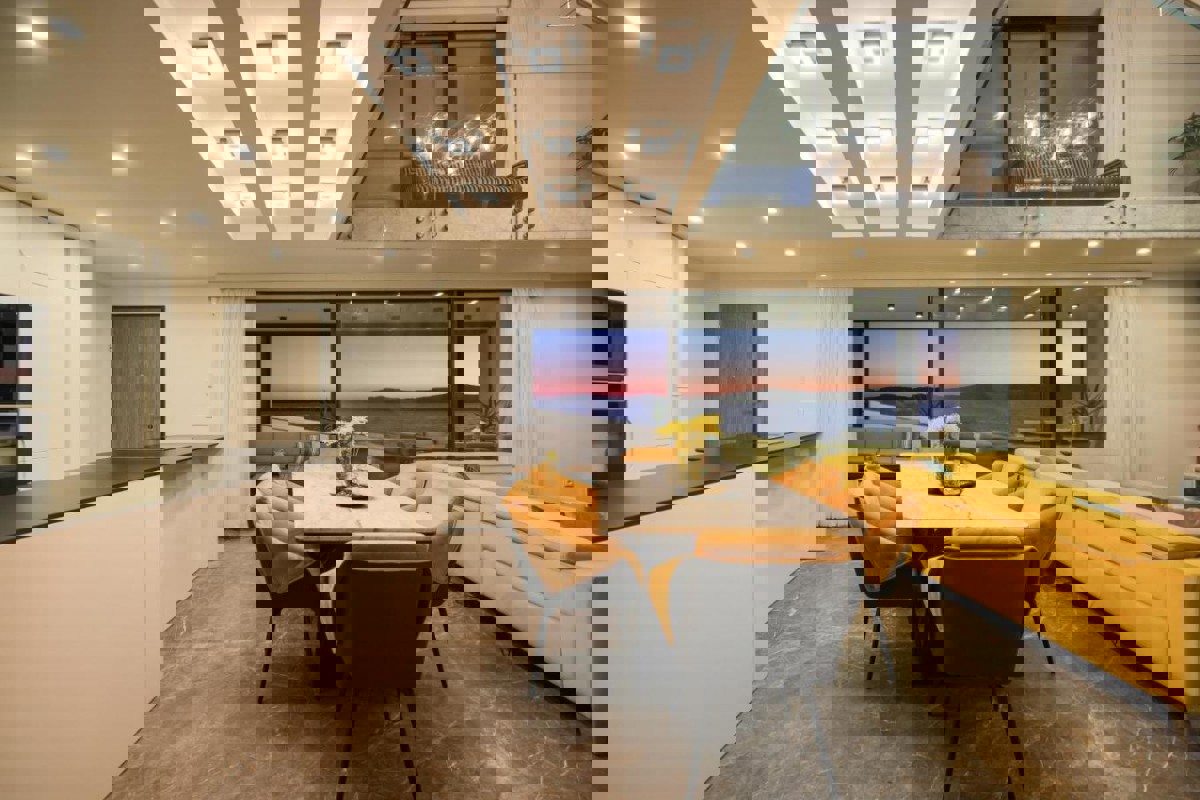 Attico su due piani in riva al mare con piscina privata sulla terrazza panoramica