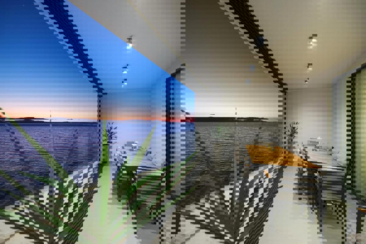 Attico su due piani in riva al mare con piscina privata sulla terrazza panoramica