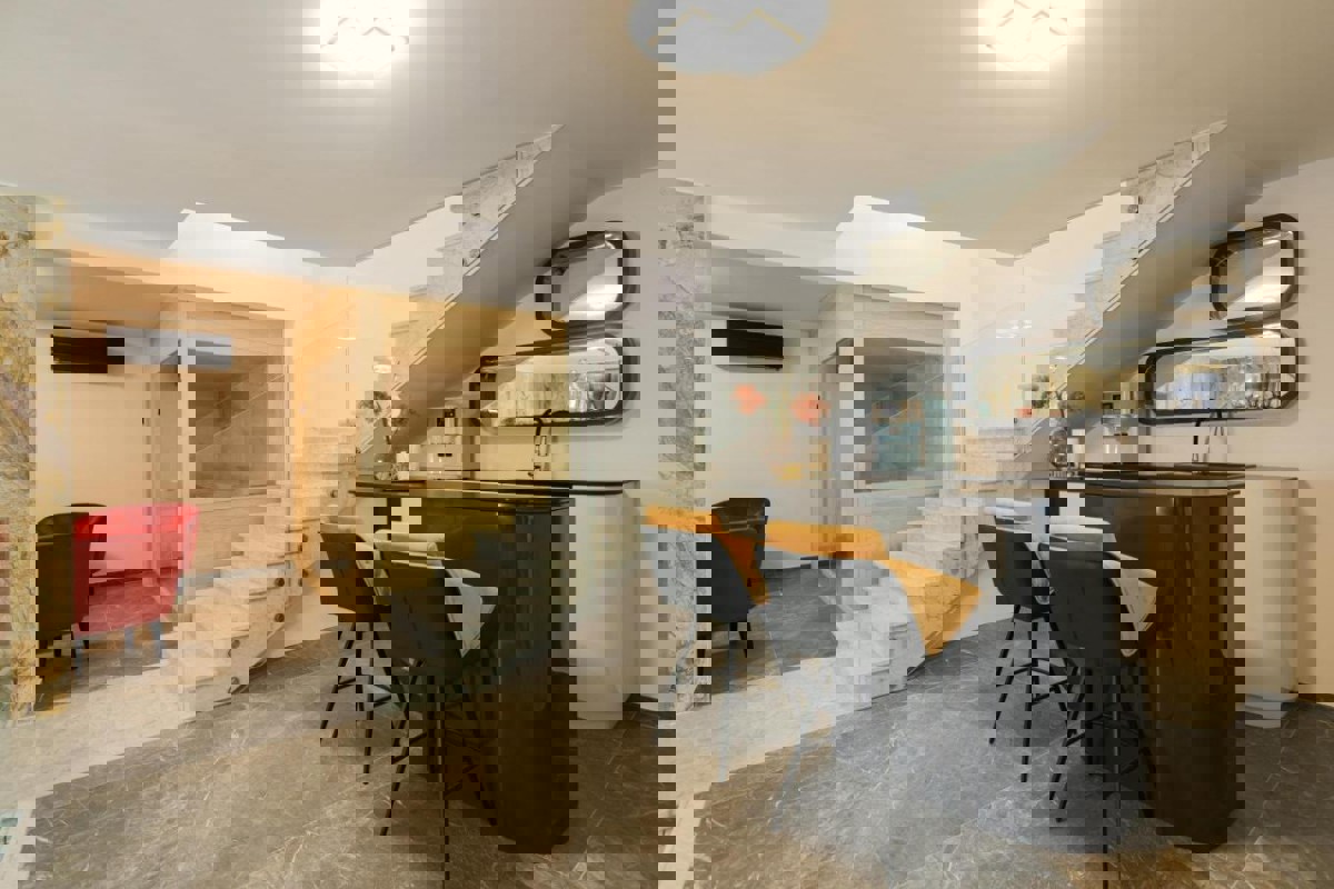 Attico su due piani in riva al mare con piscina privata sulla terrazza panoramica