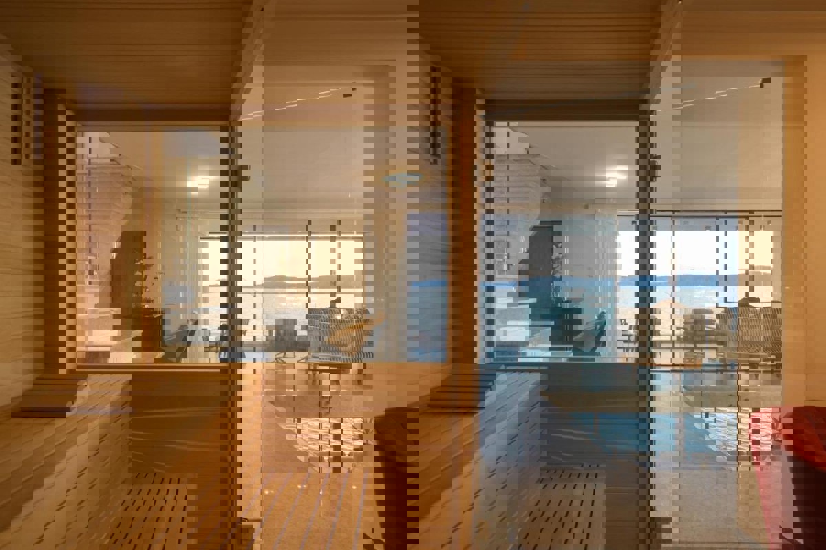 Attico su due piani in riva al mare con piscina privata sulla terrazza panoramica