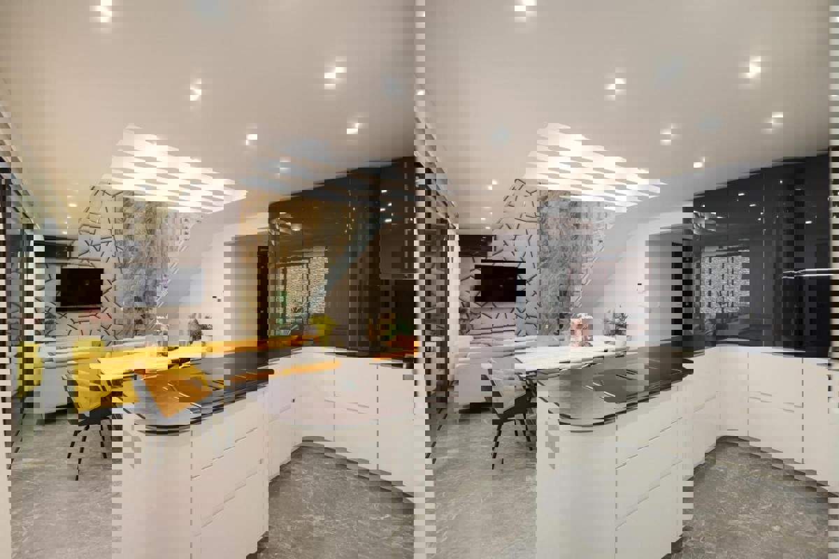 Attico su due piani in riva al mare con piscina privata sulla terrazza panoramica