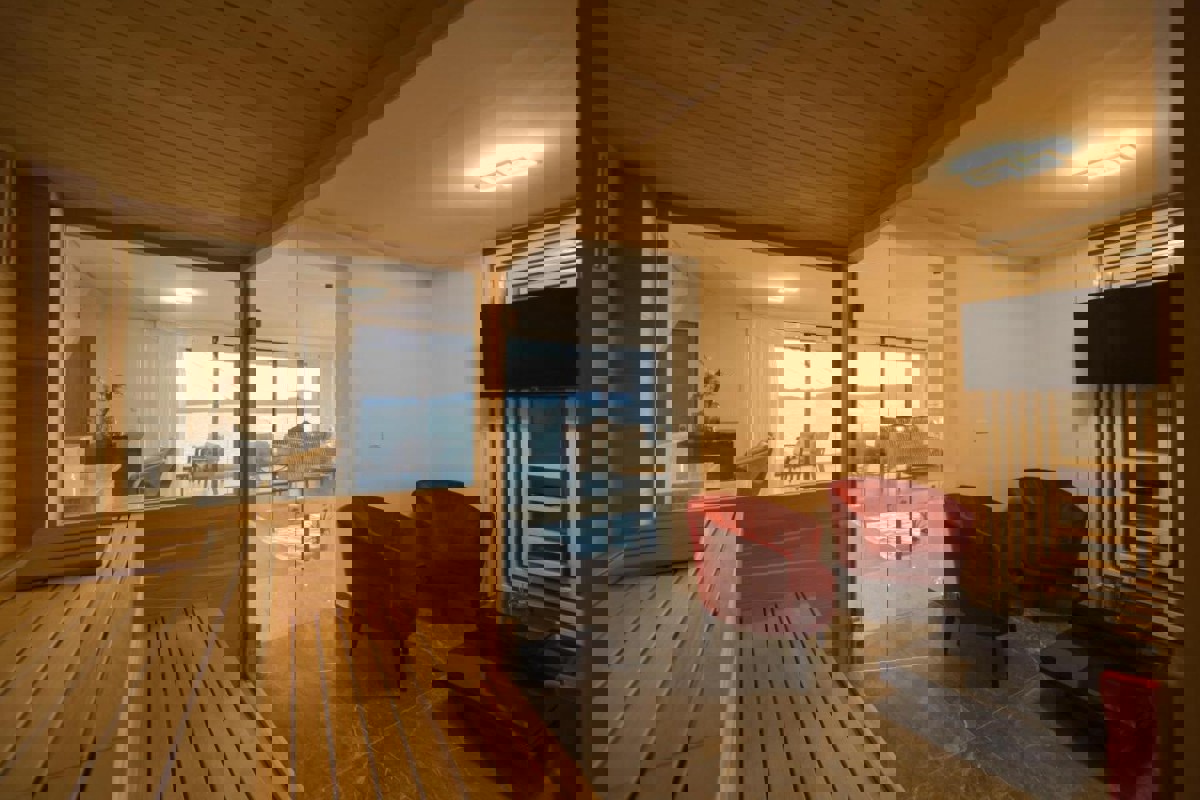 Attico su due piani in riva al mare con piscina privata sulla terrazza panoramica