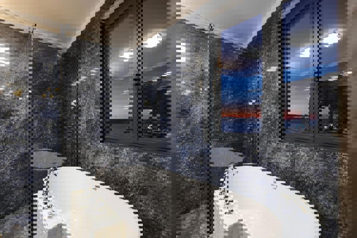 Attico su due piani in riva al mare con piscina privata sulla terrazza panoramica