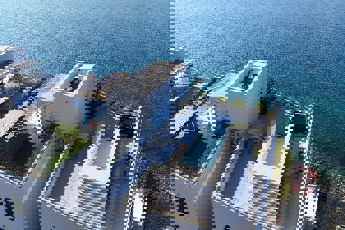 Attico su due piani in riva al mare con piscina privata sulla terrazza panoramica