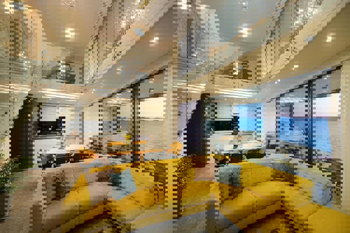 Attico su due piani in riva al mare con piscina privata sulla terrazza panoramica